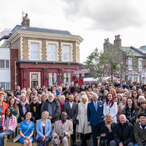 Le prince Charles et Camilla Parker Bowles, duchesse de Cornouailles, sur le tournage de la série "EastEnders" dans les studios BBC à Elstree. Le 31 mars 2022 