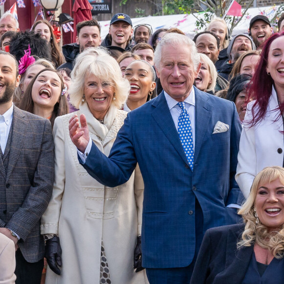 Le prince Charles et Camilla Parker Bowles, duchesse de Cornouailles, sur le tournage de la série "EastEnders" dans les studios BBC à Elstree. 