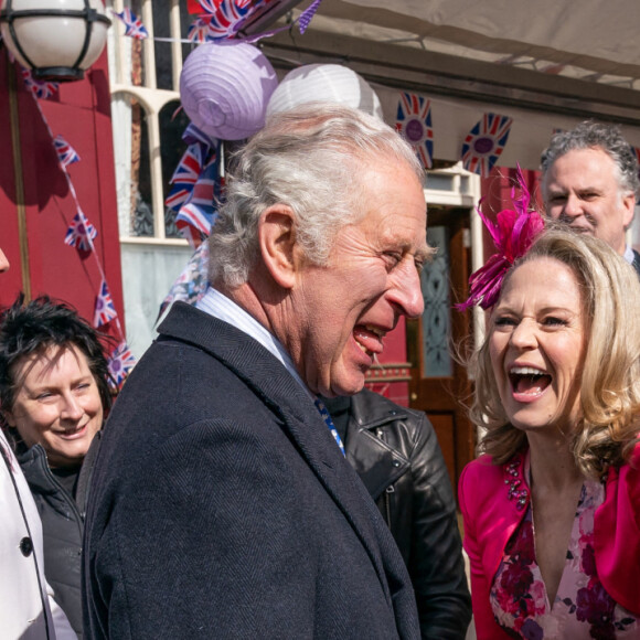 Le prince Charles sur le tournage de la série "EastEnders" dans les studios BBC à Elstree. Le 31 mars 2022 