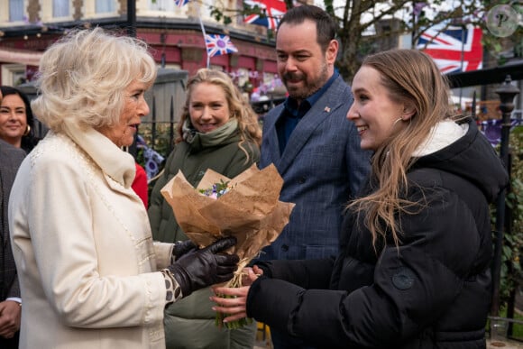 Camilla Parker Bowles, duchesse de Cornouailles, sur le tournage de la série "EastEnders" dans les studios BBC à Elstree. Le 31 mars 2022 