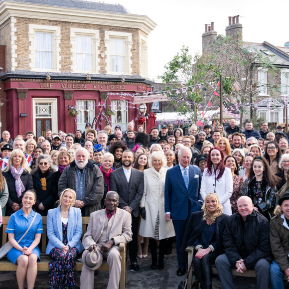 Le prince Charles et Camilla Parker Bowles, duchesse de Cornouailles, sur le tournage de la série "EastEnders" dans les studios BBC à Elstree. Le 31 mars 2022 