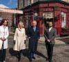 Le prince Charles et Camilla Parker Bowles, duchesse de Cornouailles, sur le tournage de la série "EastEnders" dans les studios BBC à Elstree. Le 31 mars 2022 