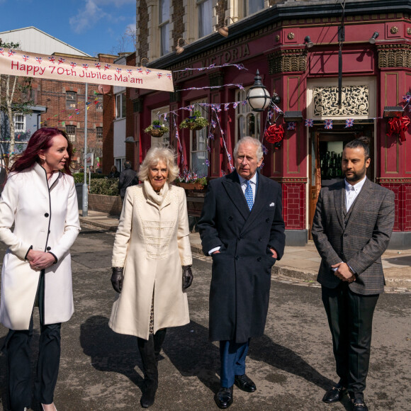 Le prince Charles et Camilla Parker Bowles, duchesse de Cornouailles, sur le tournage de la série "EastEnders" dans les studios BBC à Elstree. Le 31 mars 2022 