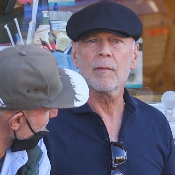 Exclusif - Bruce Willis déguste une glace avec des amis à Brentwood le 20 janvier 2022.