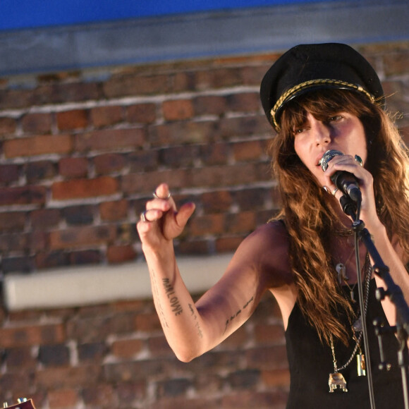 Exclusif - Lou Doillon en concert lors de la soirée de présentation de la nouvelle plateforme de marque "Génération IKKS" et de la première capsule iconique "La Leather Story" sur les toits de la capitale, rue d'Abbeville, à Paris. Le 8 septembre 2021