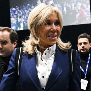 La première dame Brigitte Macron lors du meeting d'Emmanuel Macron, président de la République française et candidat du parti centriste La République en marche (LREM) à sa réélection en meeting à La Défense Arena à Nanterre, France, le 2 avril 2022