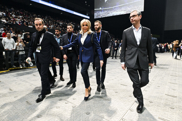 La première dame Brigitte Macron lors du meeting d'Emmanuel Macron, président de la République française et candidat du parti centriste La République en marche (LREM) à sa réélection en meeting à La Défense Arena à Nanterre, France, le 2 avril 2022