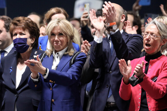 La première dame Brigitte Macron lors du meeting d'Emmanuel Macron, président de la République française et candidat du parti centriste La République en marche (LREM) à sa réélection en meeting à La Défense Arena à Nanterre, France, le 2 avril 2022