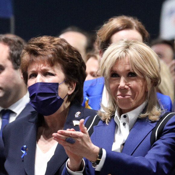 La première dame Brigitte Macron lors du meeting d'Emmanuel Macron, président de la République française et candidat du parti centriste La République en marche (LREM) à sa réélection en meeting à La Défense Arena à Nanterre, France, le 2 avril 2022