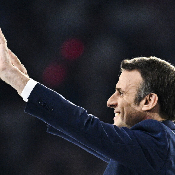 Le président de la République française et candidat du parti centriste La République en marche (LREM) à la réélection, Emmanuel Macron, a effectué son premier grand meeting de campagne de La Défense Arena à Nanterre, France, le 2 avril 2022