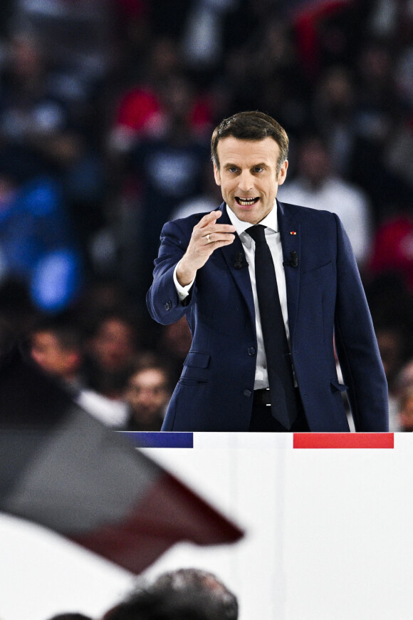 Le président de la République française et candidat du parti centriste La République en marche (LREM) à la réélection, Emmanuel Macron, a effectué son premier grand meeting de campagne de La Défense Arena à Nanterre, France, le 2 avril 2022