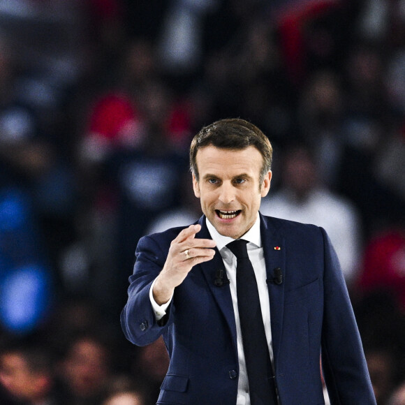 Le président de la République française et candidat du parti centriste La République en marche (LREM) à la réélection, Emmanuel Macron, a effectué son premier grand meeting de campagne de La Défense Arena à Nanterre, France, le 2 avril 2022
