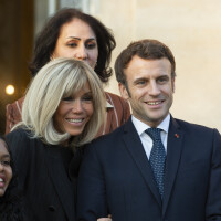 Emmanuel et Brigitte Macron en jeans baskets pour des câlins dans les vestiaires