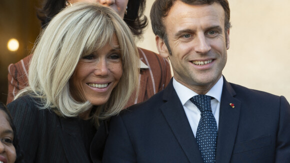 Emmanuel et Brigitte Macron en jeans baskets pour des câlins dans les vestiaires