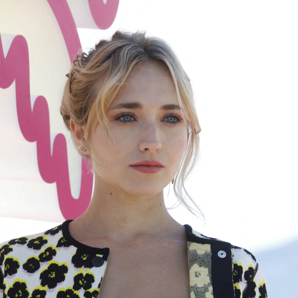 Chloé Jouannet au photocall de la saison 2 de la série "Derby Girl" lors de la 5ème saison du festival International des Séries "Canneseries" à Cannes, France, le 4 avril 2022. © Denis Guignebourg/Bestimage 