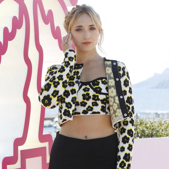 Chloé Jouannet au photocall de la saison 2 de la série "Derby Girl" lors de la 5ème saison du festival International des Séries "Canneseries" à Cannes © Denis Guignebourg/Bestimage 