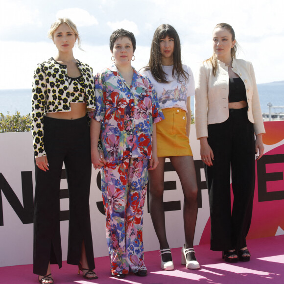 Chloé Jouannet, Salomé Dienis Meulien, Suzanne De Baecque et Allison Chassagne au photocall de la saison 2 de la série "Derby Girl" lors de la 5ème saison du festival International des Séries "Canneseries" à Cannes, France, le 4 avril 2022. © Denis Guignebourg/Bestimage 