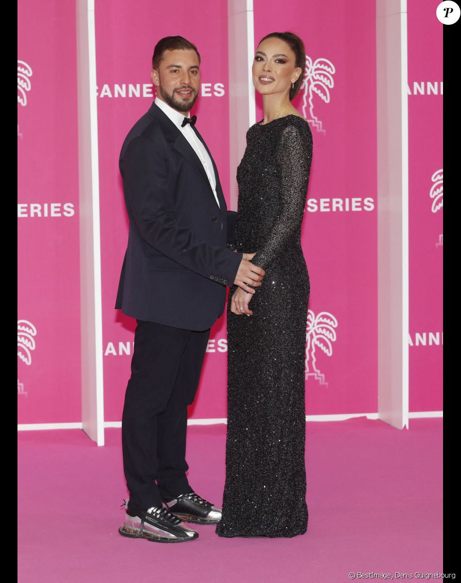 Marwan Berreni de "Plus Belle la Vie" et sa compagne Tiphaine Schirier au photocall lors de la 5ème saison du festival International des Séries "Canneseries" à Cannes, France, le 2 avril 2022. © Denis Guignebourg/Bestimage