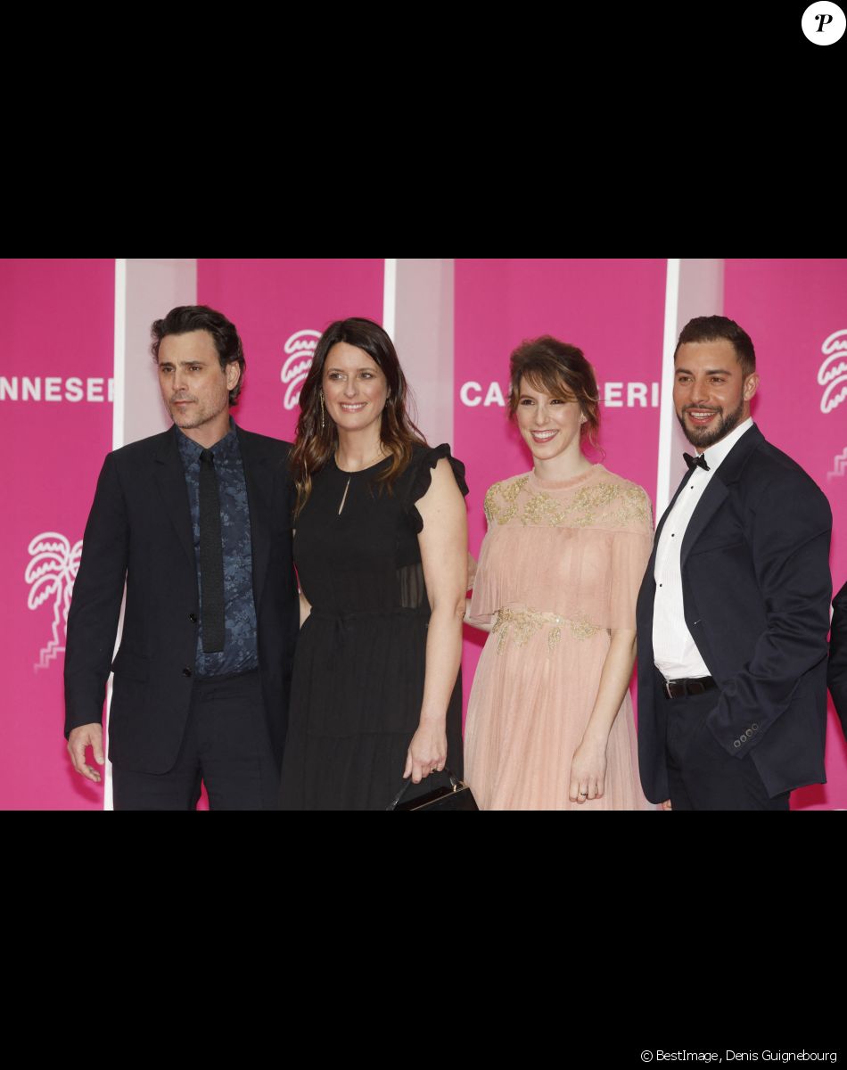 Nicolas Berger-Vachon, Anne Décis, Léa François, en longue robe tulle nude rebrodée aux épaules griffée Christophe Guillarmé, bijoux Elsa Lee Paris, et pochette Carmen Steffens, et Marwan Berreni de "Plus Belle la Vie" au photocall lors de la 5ème saison du festival International des Séries "Canneseries" à Cannes, France, le 2 avril 2022. © Denis Guignebourg/Bestimage