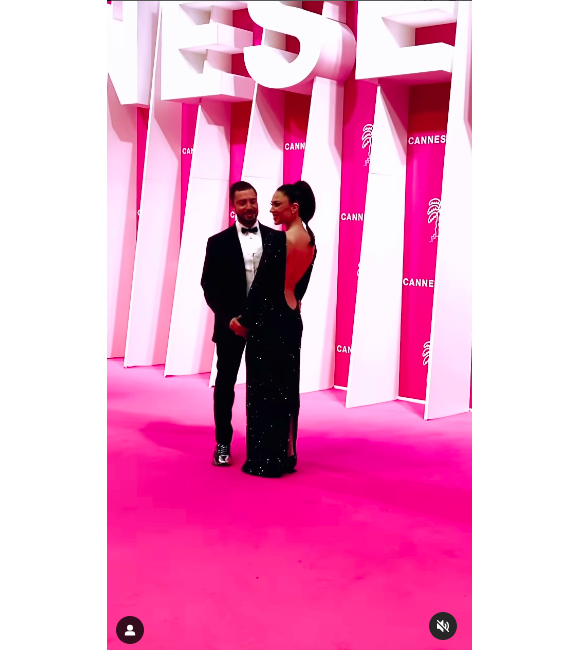 Marwan Berreni de "Plus Belle la Vie" et sa compagne Tiphaine Schirier lors de la 5ème saison du festival International des Séries "Canneseries" à Cannes, France, le 2 avril 2022.
