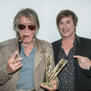 Exclusif - Jacques Dutronc (Victoire d'honneur) avec son fils Thomas Dutronc en backstage lors la 37e cérémonie des Victoires de la musique à la Seine musicale © Cyril Moreau / Tiziano Da Silva / Bestimage 