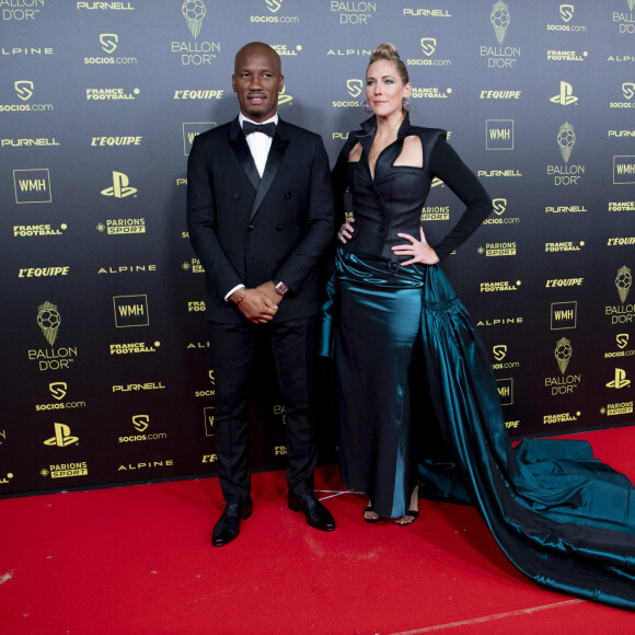 Sandy Heribert et Didier Drogba - Photocall de la cérémonie du Ballon d'Or 2021 au Théâtre du Châtelet à Paris. Le 29 novembre 2021. © Jean-Baptiste Autissier / Panoramic / Bestimage