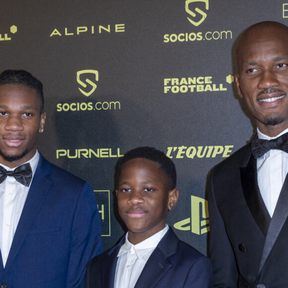 Didier Drogba avec ses fils Isaac Drogba, Kieran Drogba - Photocall de la cérémonie du Ballon d'Or 2021 au Théâtre du Châtelet le 29 novembre 2021. © Cyril Moreau/Bestimage