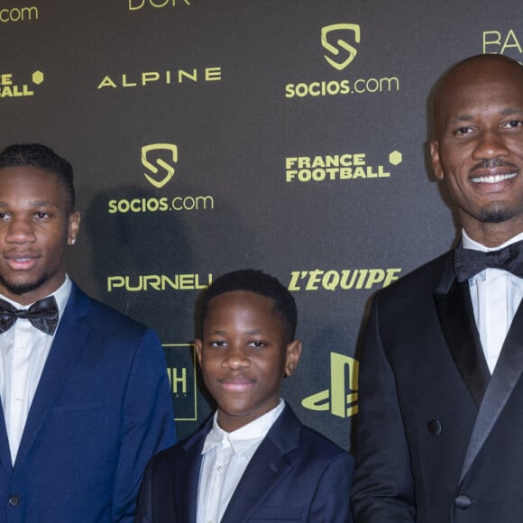Didier Drogba avec ses fils Isaac Drogba, Kieran Drogba - Photocall de la cérémonie du Ballon d'Or 2021 au Théâtre du Châtelet le 29 novembre 2021. © Cyril Moreau/Bestimage
