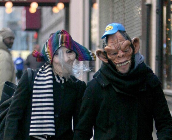 Ashlee Simpson et Pete Wentz ont décidé de fêter Halloween avant (ou après l'heure) en portant des maques dans les rues de New York le 5 janvier 2010