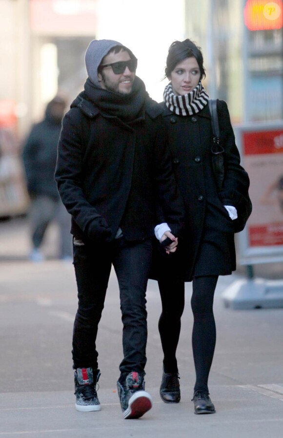 Ashlee Simpson et Pete Wentz ont décidé de fêter Halloween avant (ou après l'heure) en portant des maques dans les rues de New York le 5 janvier 2010