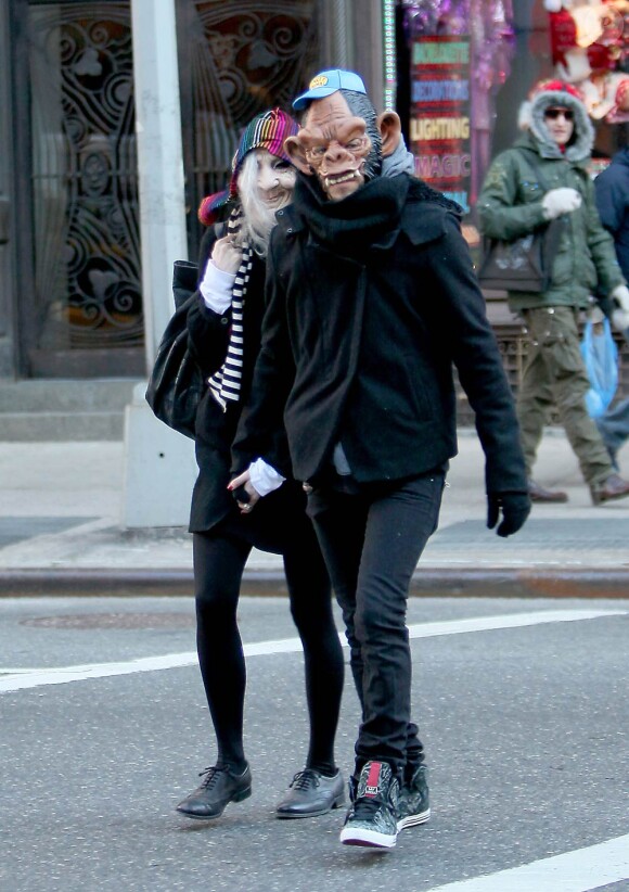 Ashlee Simpson et Pete Wentz ont décidé de fêter Halloween avant (ou après l'heure) en portant des maques dans les rues de New York le 5 janvier 2010