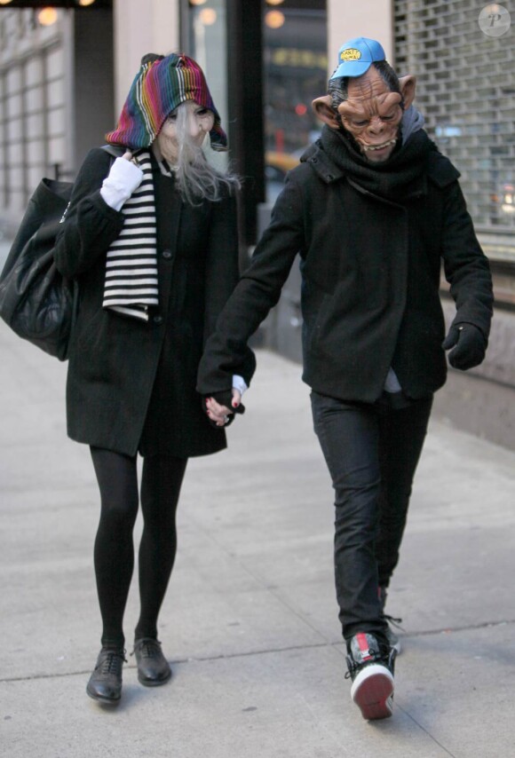 Ashlee Simpson et Pete Wentz ont décidé de fêter Halloween avant (ou après l'heure) en portant des maques dans les rues de New York le 5 janvier 2010