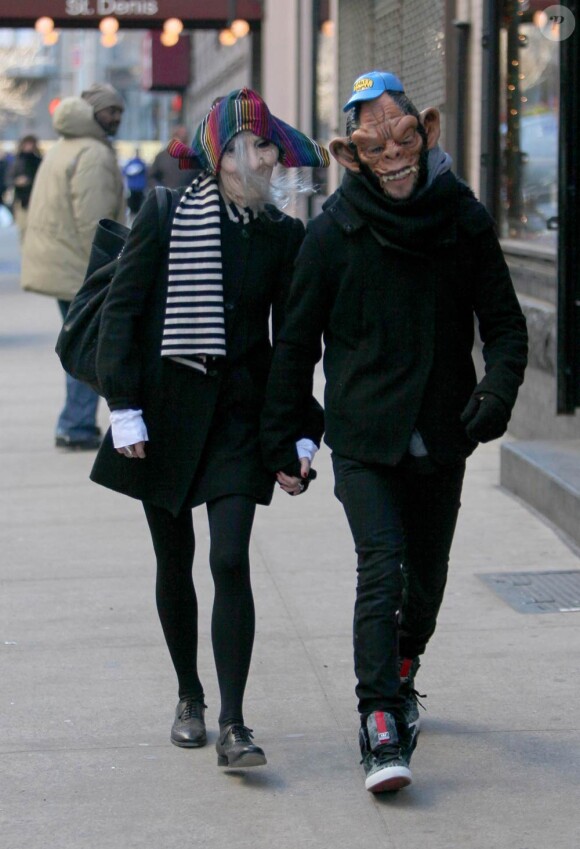 Ashlee Simpson et Pete Wentz ont décidé de fêter Halloween avant (ou après l'heure) en portant des maques dans les rues de New York le 5 janvier 2010