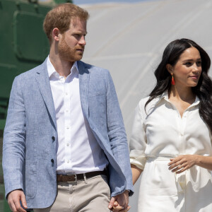 Le prince Harry, duc de Sussex, Meghan Markle, duchesse de Sussex en visite dans un township de Johannesburg le 2 octobre 2019.