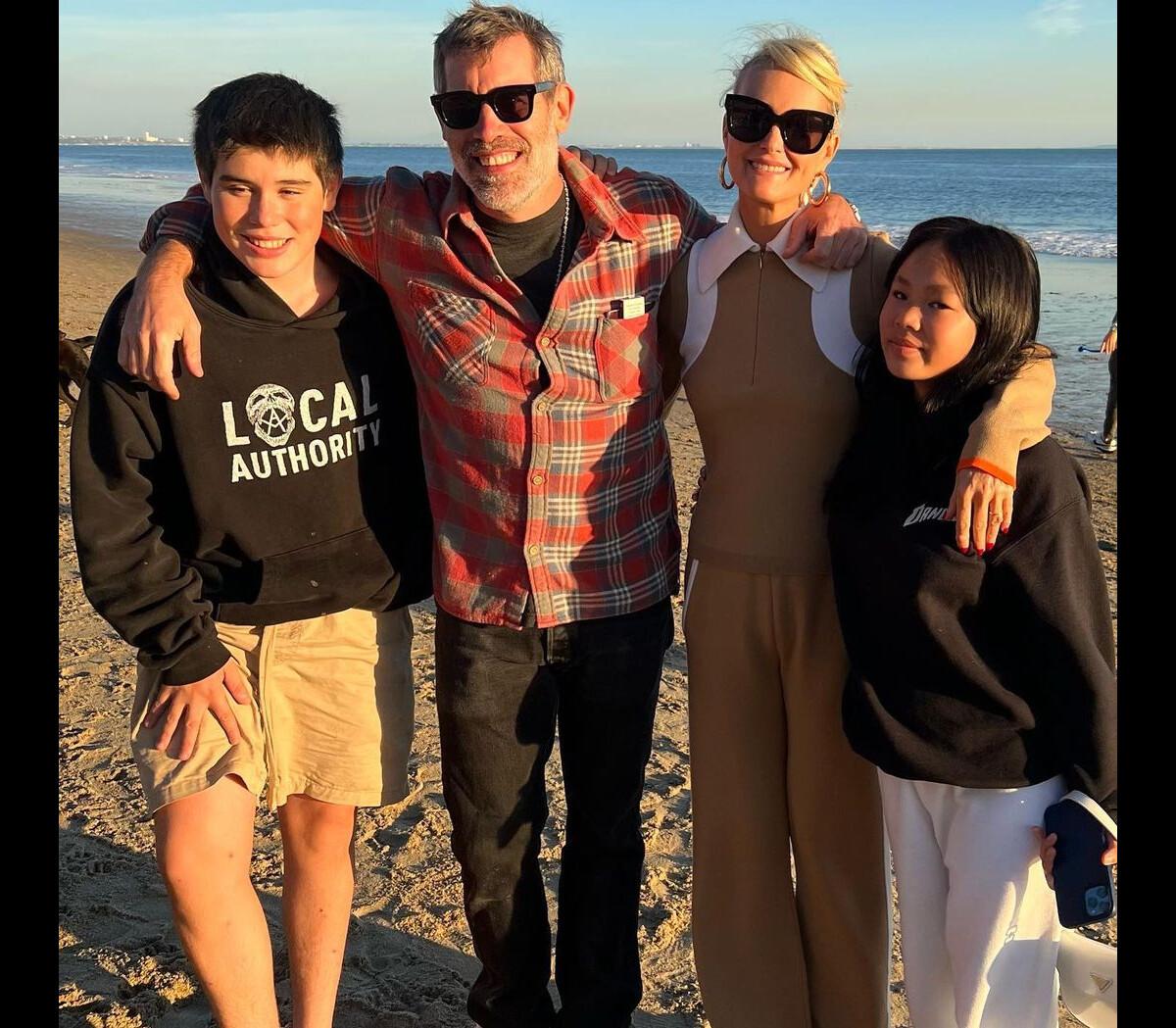 Photo Laeticia Hallyay Et Jalil Lespert Posent Sur La Plage Avec Deux De Leurs Enfants Joy Et 6865