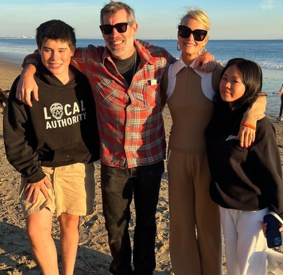 Laeticia Hallyay et Jalil Lespert posent sur la plage avec deux de leurs enfants, Joy et Aliocha @ Instagram / Laeticia Hallyday