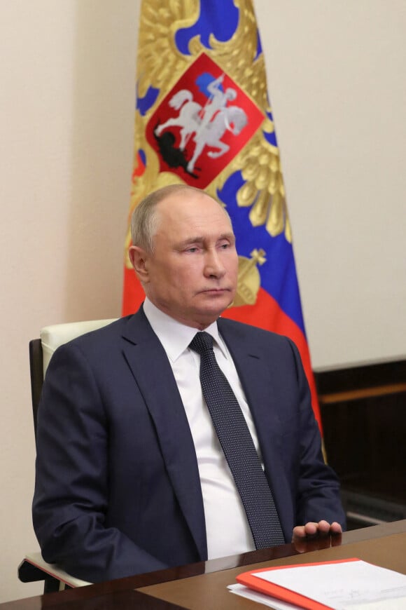 Le président russe Vladimir Poutine tient une réunion ad hoc avec les membres permanents du Conseil de sécurité russe par liaison vidéo depuis le Kremlin de Moscou, Russie, le 1er avril 2022