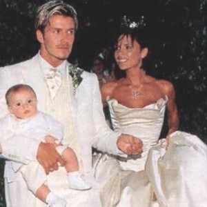 Victoria Beckham et David Beckham lors de leur mariage grandiose ! @ Twitter / Victoria Beckham
