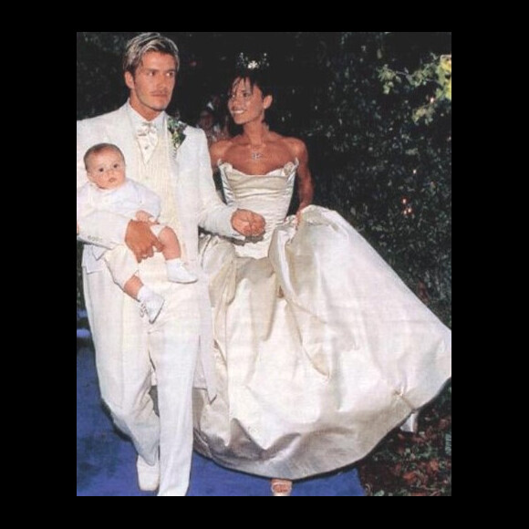 Victoria Beckham et David Beckham lors de leur mariage grandiose ! @ Twitter / Victoria Beckham