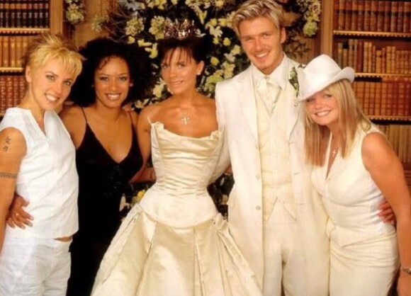 Victoria Beckham et David Beckham lors de leur mariage grandiose ! @ Twitter / Victoria Beckham