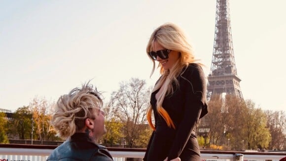 Avril Lavigne fiancée à Mod Sun : photos de sa demande en mariage (très) romantique à Paris !