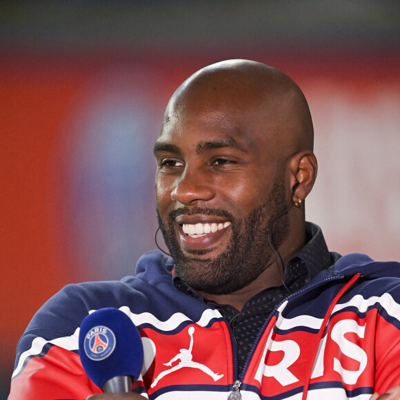 Teddy Riner - T.Riner donne le coup d'envoi du match et le PSG célèbre les médailles olympiques et paralympiques françaises remportées aux derniers Jeux Olympiques de Tokyo. Paris. Le 15 octobre 2021. © JB Autissier / Panoramic / Bestimage