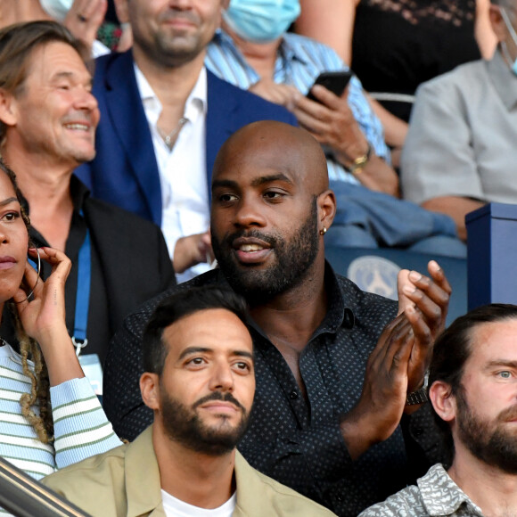 Teddy Riner et sa compagne Luthna Plocus - People dans les tribunes - Match de football en ligue 1 Uber Eats : Le PSG (Paris Saint-Germain) remporte la victoire 4-2 contre Strasbourg au Parc des Princes le 14 août 2021. Pas de jauge pour ce match, le Parc des Princes est rempli au maximum de sa capacité, une première depuis 18 mois. © Lionel Urman / Panoramic / Bestimage