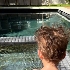 Matt Pokora a partagé la photo de son fils Isaiah profitant de la piscine sous une chaleur caniculaire ! @ Instagram / Matt Pokora