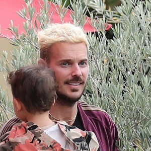 Matt Pokora (M. Pokora), sa femme Christina Milian et leur fils Isaiah sont allés déjeuner au restaurant Mauro's Cafe à West Hollywood, Los Angeles, le 7 juin 2021. 