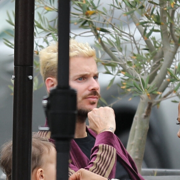 Matt Pokora (M. Pokora), sa femme Christina Milian et leur fils Isaiah sont allés déjeuner au restaurant Mauro's Cafe à West Hollywood, Los Angeles, le 7 juin 2021.