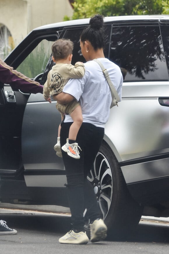 Matt Pokora, sa femme Christina Milian et leur fils Isaiah visitent des nouvelles maisons à Los Angeles, le 7 juin 2021.