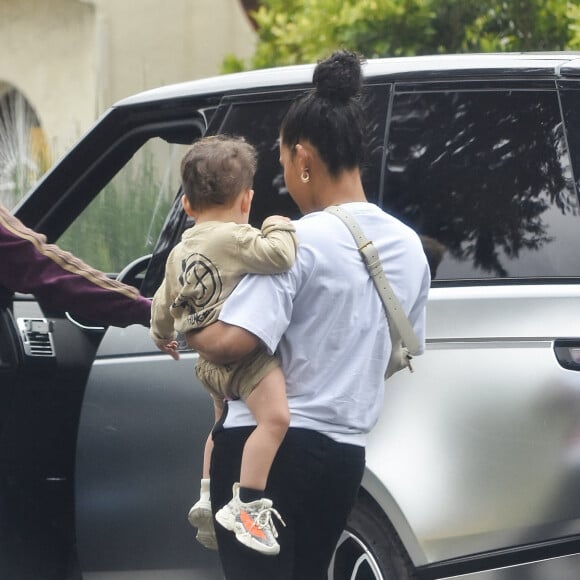 Matt Pokora, sa femme Christina Milian et leur fils Isaiah visitent des nouvelles maisons à Los Angeles, le 7 juin 2021.