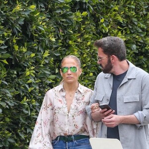 Ben Affleck va récupérer son fils Samuel à la sortie de l'école avec sa compagne Jennifer Lopez à Santa Monica le 31 mars 2022. 