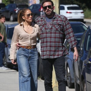 Exclusif - Ben Affleck embrasse sa compagne Jennifer Lopez alors qu'il va va récupérer son fils Samuel à la sortie de l'école à Santa Monica le 24 mars 2022. 